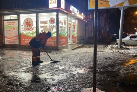 Коммунальные службы города продолжают борьбу с гололедицей (фото)
