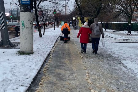 Коммунальные службы города продолжают борьбу с гололедицей (фото)