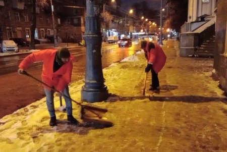 Коммунальные службы города продолжают борьбу с гололедицей (фото)