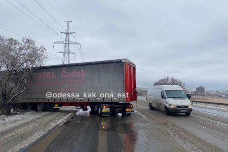 Две фуры, водители которых не справились с управлением в гололедицу, перегородили Окружную дорогу и проезд по Корсунцам (фото)