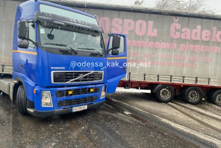 Две фуры, водители которых не справились с управлением в гололедицу, перегородили Окружную дорогу и проезд по Корсунцам (фото)
