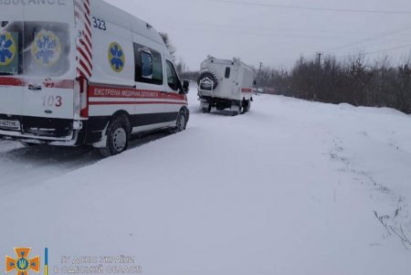 За минувшие сутки спасатели восемь раз выезжали по вызовам для освобождения авто из снежных заносов и скользких участков дорог (фото)