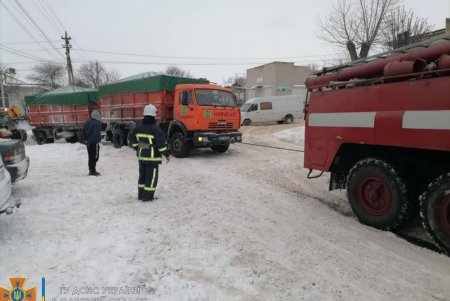 За минувшие сутки спасатели восемь раз выезжали по вызовам для освобождения авто из снежных заносов и скользких участков дорог (фото)