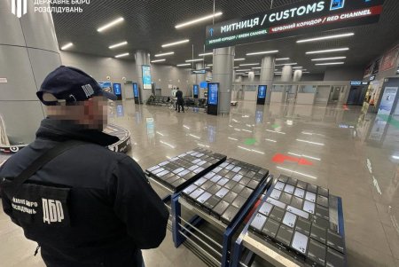 ГБР: сотрудники Одесской таможни подозреваются в содействии контрабанде брендовых телефонов (фото)