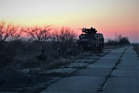 Морские пехотинцы успешно отбили «захваченный» противником аэродром (фото)
