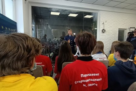 В уникальном классе со «сгоревшей» комнатой за стеклом для школьников провели первый урок (фото)