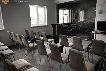 В уникальном классе со «сгоревшей» комнатой за стеклом для школьников провели первый урок (фото)