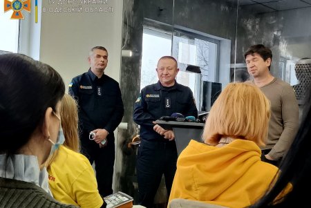 В уникальном классе со «сгоревшей» комнатой за стеклом для школьников провели первый урок (фото)