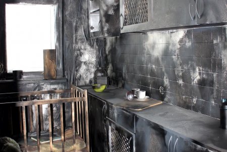 В уникальном классе со «сгоревшей» комнатой за стеклом для школьников провели первый урок (фото)