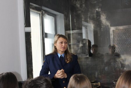В уникальном классе со «сгоревшей» комнатой за стеклом для школьников провели первый урок (фото)