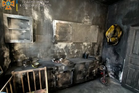 В уникальном классе со «сгоревшей» комнатой за стеклом для школьников провели первый урок (фото)
