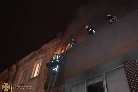 Ночью спасатели ликвидировали пожар в здании «Сильвер Центра» в Одессе (фото)