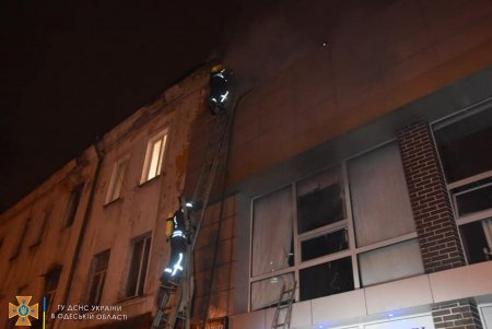 Ночью спасатели ликвидировали пожар в здании «Сильвер Центра» в Одессе (фото)