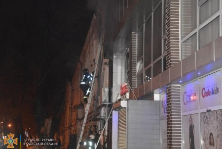 Ночью спасатели ликвидировали пожар в здании «Сильвер Центра» в Одессе (фото)