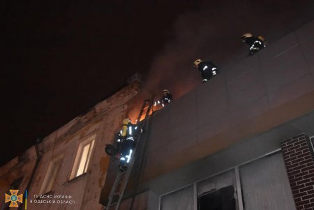 Ночью спасатели ликвидировали пожар в здании «Сильвер Центра» в Одессе (фото)