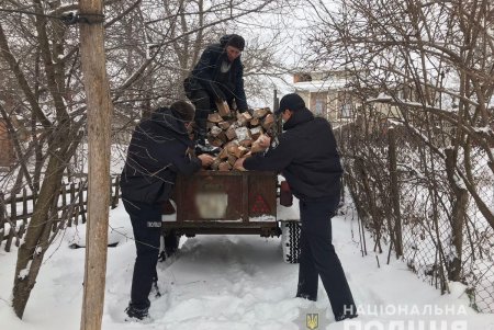 Полицейские Одесской области не забывают о пенсионерах и регулярно им помогают (фото)