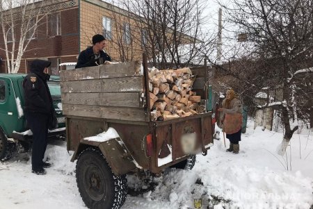 Полицейские Одесской области не забывают о пенсионерах и регулярно им помогают (фото)