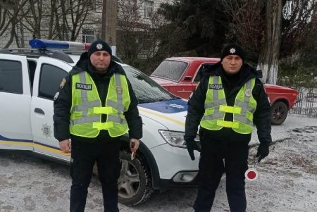 На скользких дорогах региона полицейские выручают автомобилистов, ставших заложниками непогоды (фото)