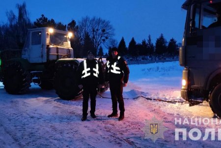 На скользких дорогах региона полицейские выручают автомобилистов, ставших заложниками непогоды (фото)