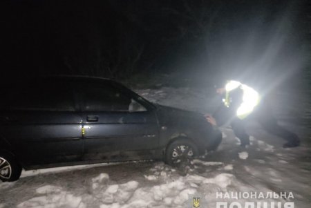 На скользких дорогах региона полицейские выручают автомобилистов, ставших заложниками непогоды (фото)