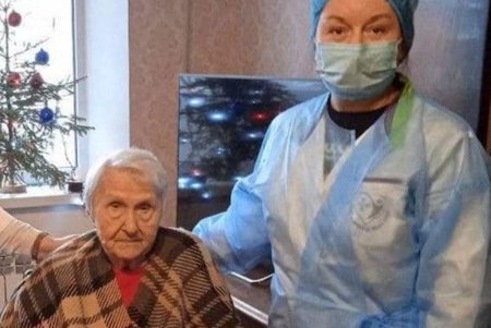 104-летняя одесситка сделала вторую прививку от коронавируса (фото)