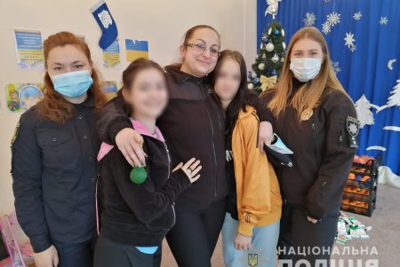 С Дедом Морозом и Снегурочкой: полицейские региона подарили детям новогодний праздник (фото)