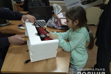 С Дедом Морозом и Снегурочкой: полицейские региона подарили детям новогодний праздник (фото)