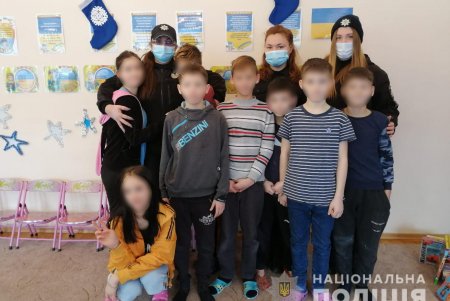 С Дедом Морозом и Снегурочкой: полицейские региона подарили детям новогодний праздник (фото)