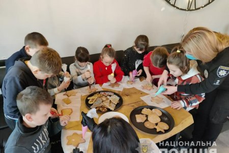 С Дедом Морозом и Снегурочкой: полицейские региона подарили детям новогодний праздник (фото)