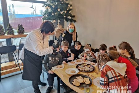 С Дедом Морозом и Снегурочкой: полицейские региона подарили детям новогодний праздник (фото)