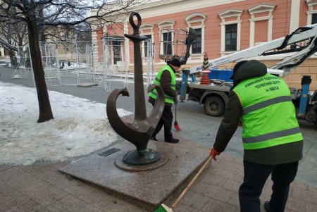 Перед Новым годом коммунальщики в центре города приводят в порядок памятники (фото)