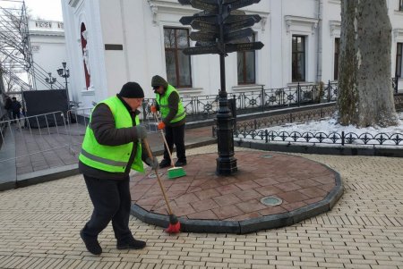 Перед Новым годом коммунальщики в центре города приводят в порядок памятники (фото)