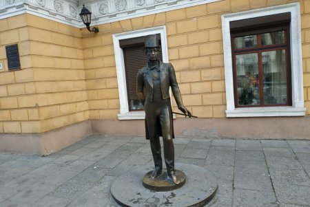 Перед Новым годом коммунальщики в центре города приводят в порядок памятники (фото)