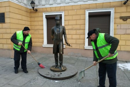 Перед Новым годом коммунальщики в центре города приводят в порядок памятники (фото)