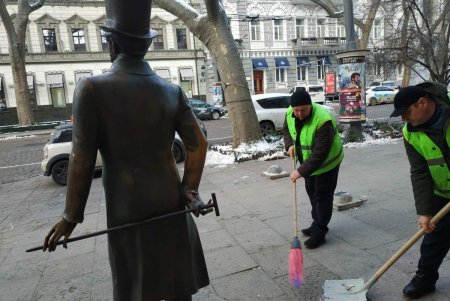 Перед Новым годом коммунальщики в центре города приводят в порядок памятники (фото)