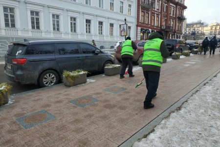 Перед Новым годом коммунальщики в центре города приводят в порядок памятники (фото)