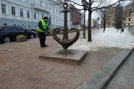 Перед Новым годом коммунальщики в центре города приводят в порядок памятники (фото)