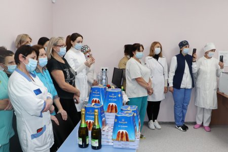 Медикам опорных больниц города вручили новогодние подарки (фото)