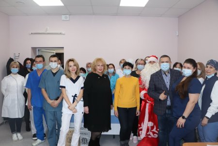 Медикам опорных больниц города вручили новогодние подарки (фото)