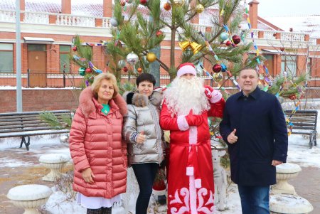 Медикам опорных больниц города вручили новогодние подарки (фото)