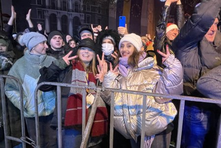 Санта-оркестр, легендарный Haddaway, фейерверк: одесситы встретили Новый 2022 год на Думской площади (фото, видео)