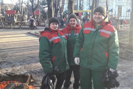 Коммунальщики работают в усиленном режиме, поддерживая в городе чистоту во время праздников (фото)