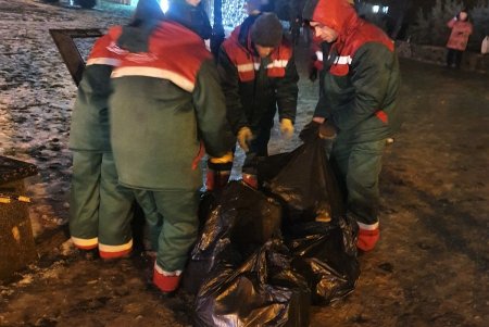 Коммунальщики работают в усиленном режиме, поддерживая в городе чистоту во время праздников (фото)
