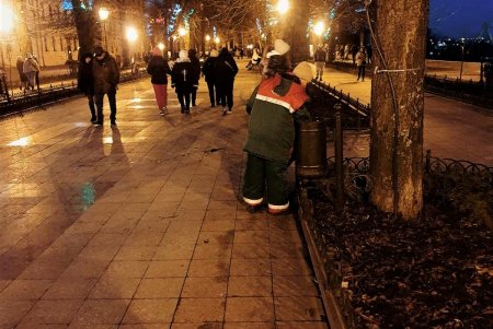 Коммунальщики работают в усиленном режиме, поддерживая в городе чистоту во время праздников (фото)