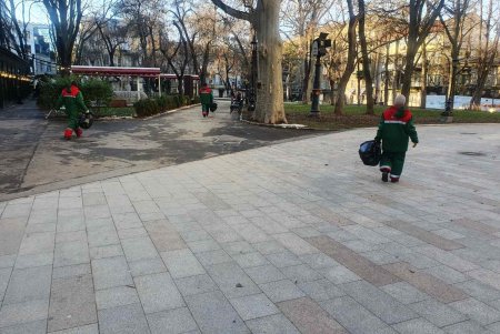 Коммунальщики работают в усиленном режиме, поддерживая в городе чистоту во время праздников (фото)