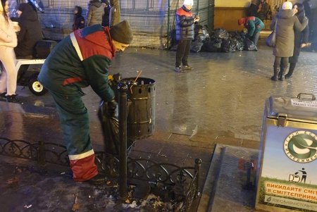 Коммунальщики работают в усиленном режиме, поддерживая в городе чистоту во время праздников (фото)