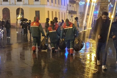 Коммунальщики работают в усиленном режиме, поддерживая в городе чистоту во время праздников (фото)