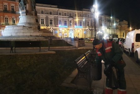 Коммунальщики работают в усиленном режиме, поддерживая в городе чистоту во время праздников (фото)