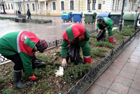 Коммунальщики работают в усиленном режиме, поддерживая в городе чистоту во время праздников (фото)