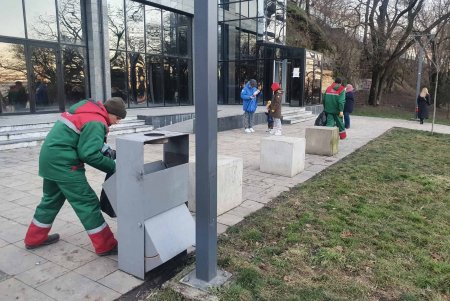 Коммунальщики работают в усиленном режиме, поддерживая в городе чистоту во время праздников (фото)